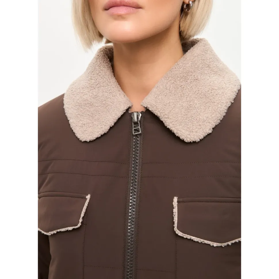 Long manteau ceinturé avec col en peau lainée