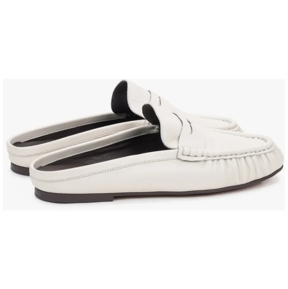 Mules plates en cuir blanc laiteux à bout fermé Estro ER00119866 pour femme