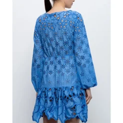 Robe en dentelle avec broderie anglaise et jupe évasée