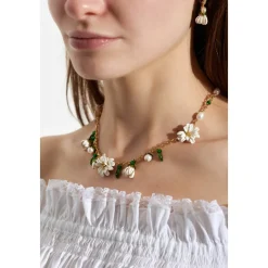 Rooted Daisy Necklace