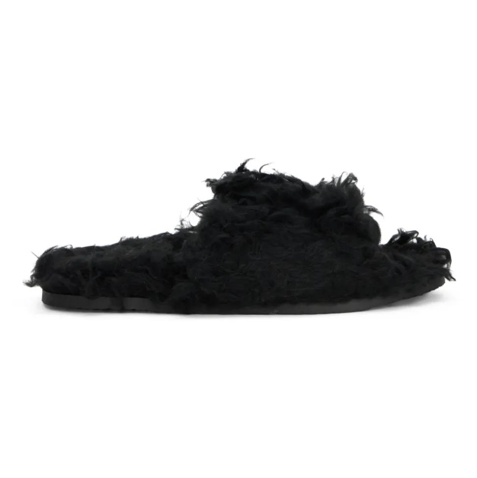 Sandales noires en fourrure au design moderne et confortable.